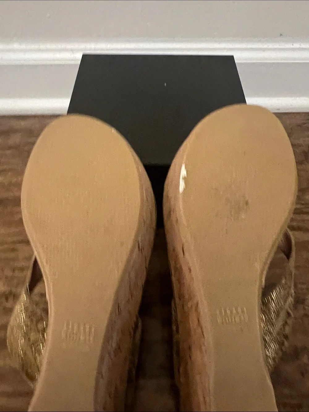 Stuart Weitzman Gold Cork Wedge Thong Sandals - Picture 9 of 10